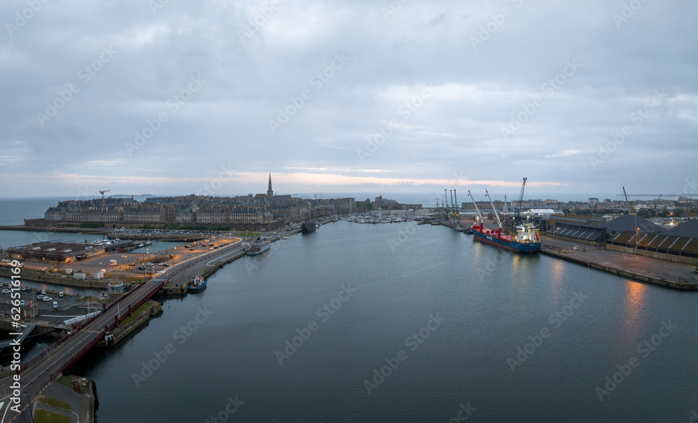 Port de St Malo en drone au petit matin