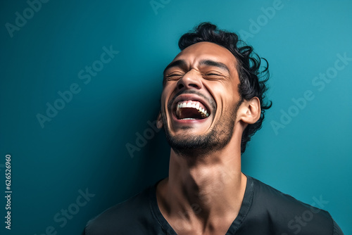 Glücklicher Mann lacht herzlich KI © KNOPP VISION