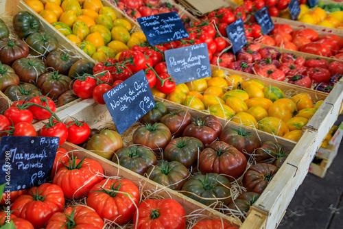 Εκτύπωση καμβά Fresh ripe beefsteak tomatoes with a price tag of 8