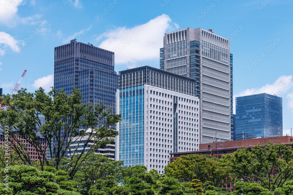 綺麗な青空と都会のビル