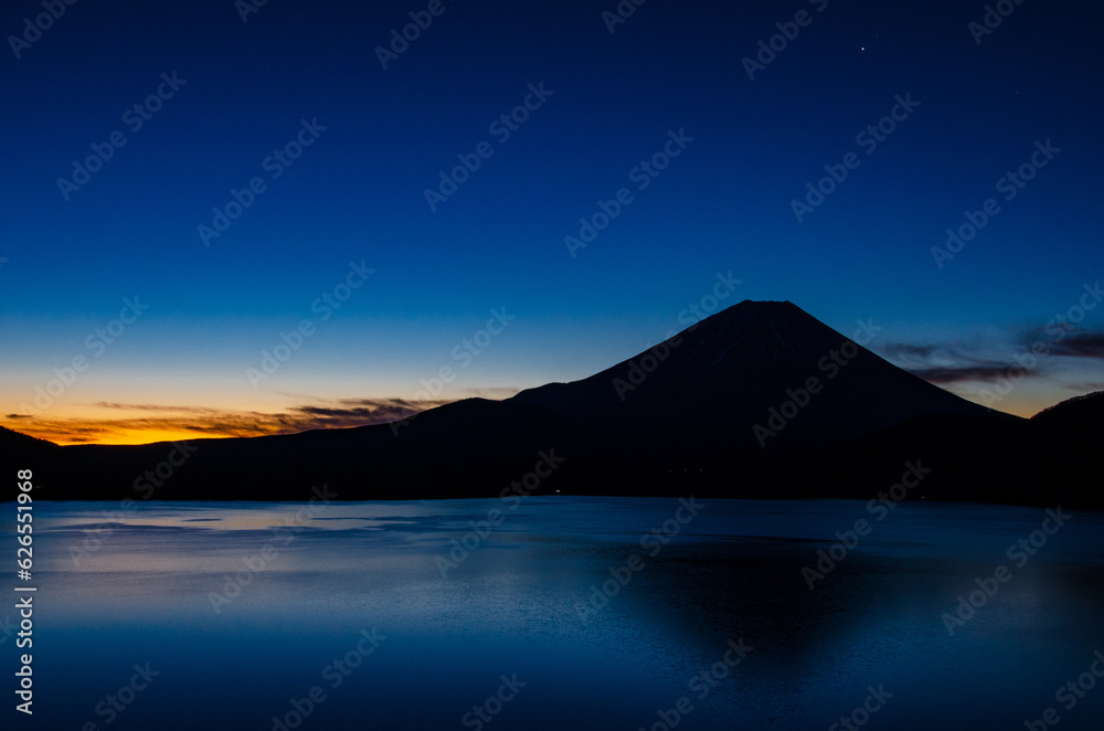 日の出前の富士山と本栖湖