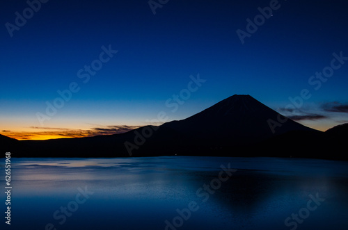 日の出前の富士山と本栖湖