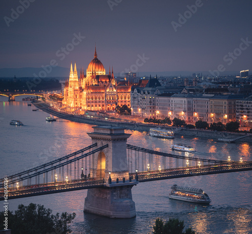 Amazing Chain Bridge with t...