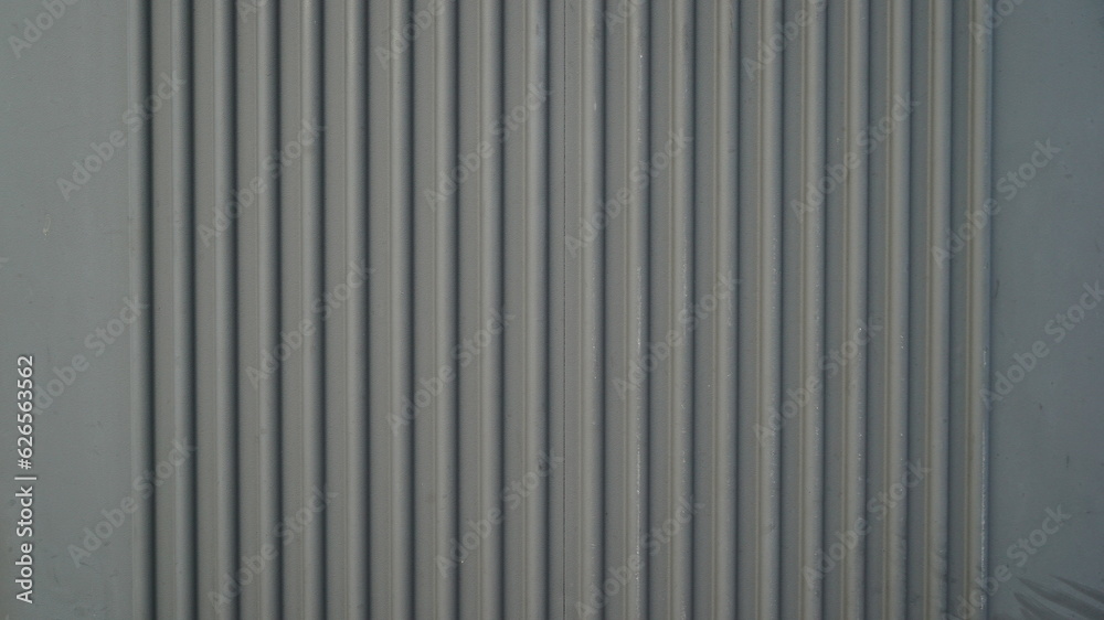 Extruded vertically striped metal wall surface