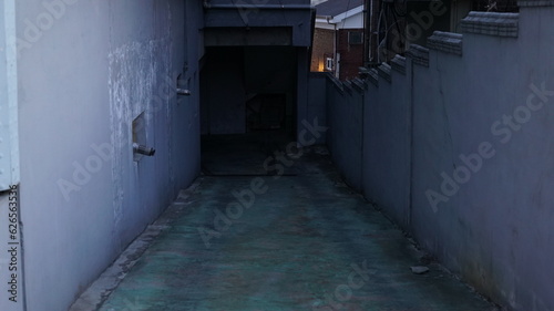 Canvas Print Dark residential street passage in the evening in Seoul, South Korea