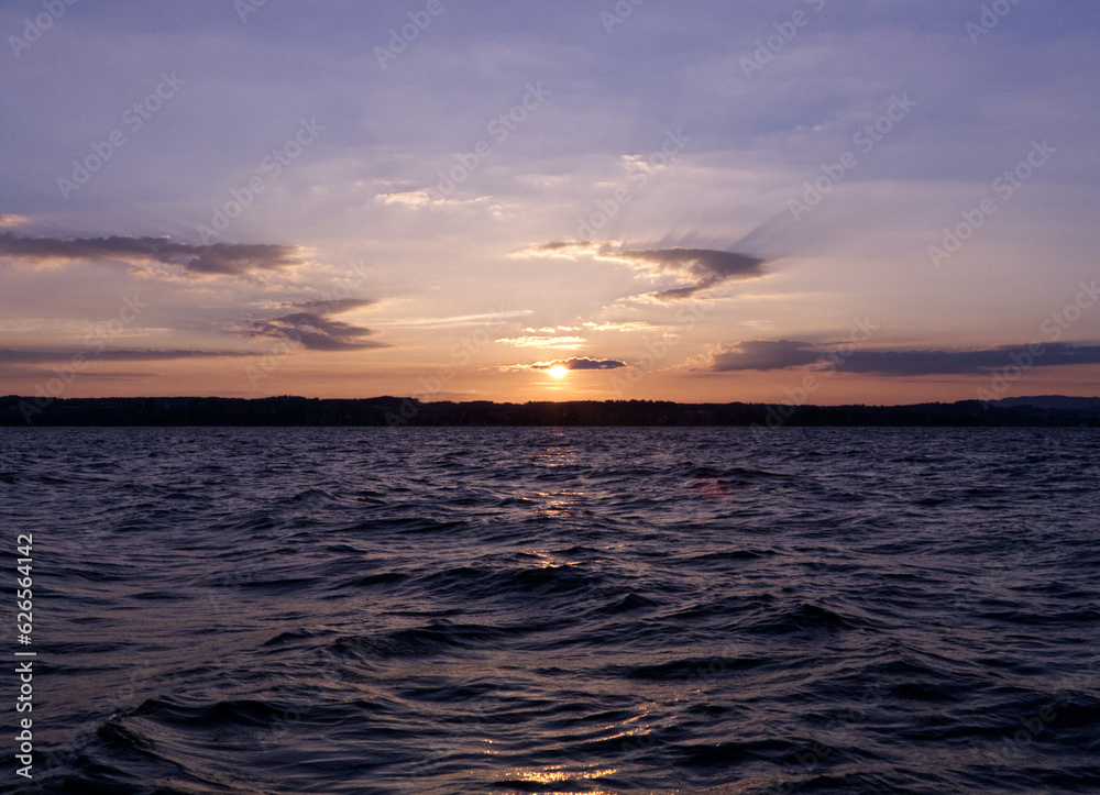 Obraz premium Sonnenaufgang auf hoher See