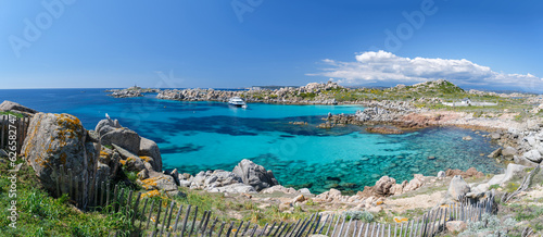 Mer turquoise et bateaux de plaisance aux îles Lavezzi en Corse du sud au large de Bonifacio  photo