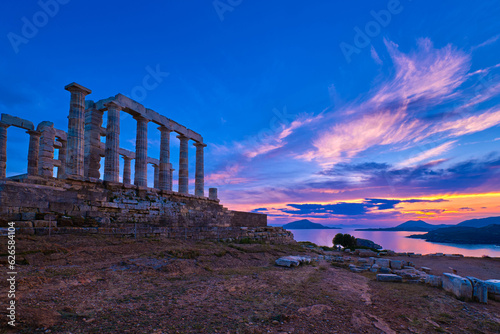 Obraz na płótnie Sunset sky and ancient ruins of temple of Poseidon, Sounion, Greece w salonie