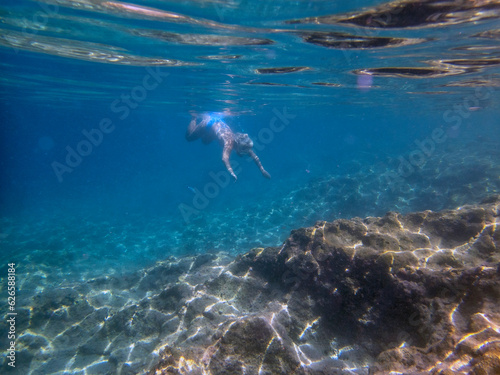 Vista subacquea di una donna che fa snorkeling nel mare