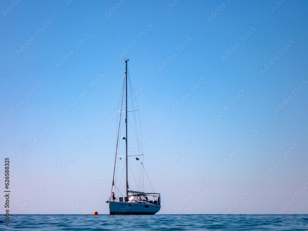Barca a vela in mare sullo sfondo del cielo blu 1191