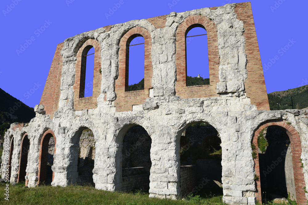 Ruines du théâtre romain à Gubbio en Ombrie. Italie