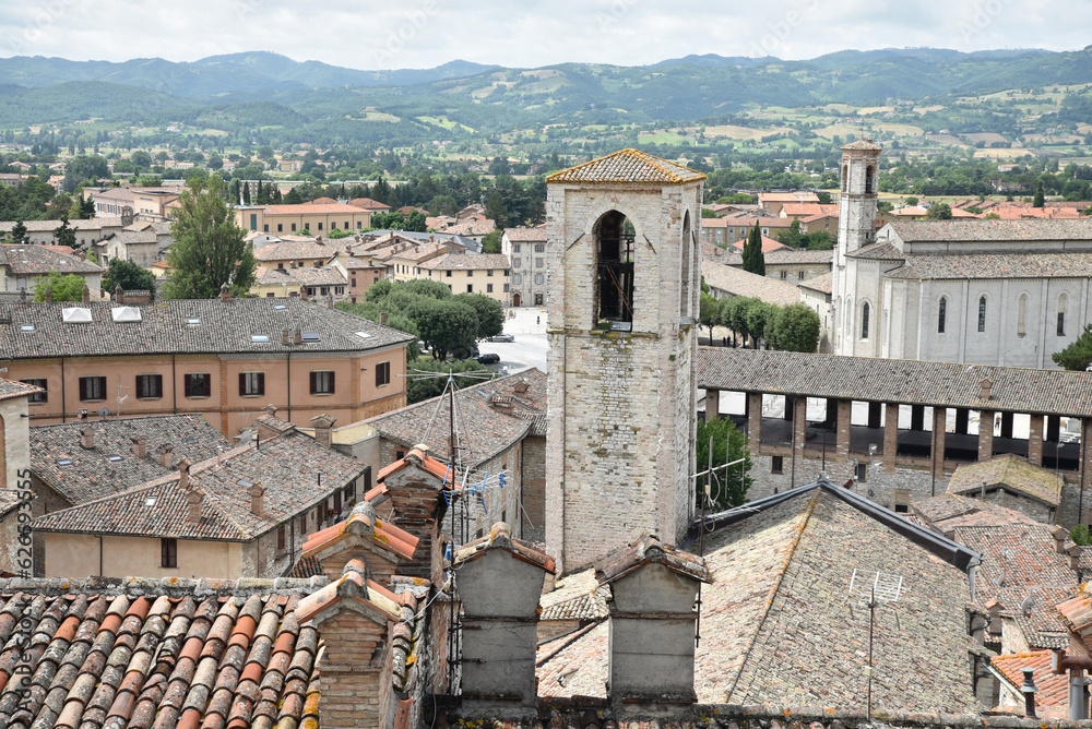 Clochers et toits de Gubbio en Ombrie. Italie