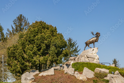 Obraz na płótnie Monument à la mémoire des soldats terre-neuvas, surmonté d'un caribou w salonie