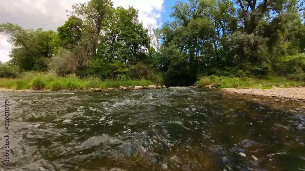 rauschendes Wildwasser, Fluss, reissend, Strömung, Rafting, Hochwasser, Überflutung, schnell, turbulent, Bach, Wasserfall, sog, H2O, tosend, 4K rauschendes Wildwasser, Fluss, reissend, Strömung, Rafting, Hochwasser, Überflutung, schnell, turbulent, Bach, Wasserfall, sog, H2O, tosend, 4K