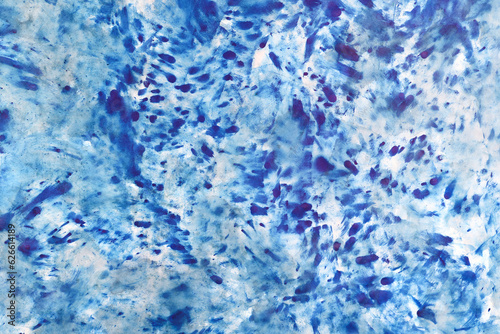 Acquerello su carta bianca, macchie di colore in varie tonalità di azzurro e blu