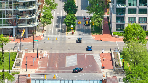 Fotografía Cars driving on Long Street Columbus Ohio main road intersection aerial