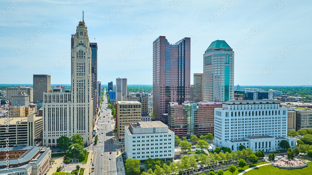 Obraz premium Iconic skyscrapers downtown Columbus Ohio aerial with main road cutting through city