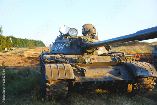 Obraz na plátně T-55 tank of the Soviet Union, stands on the field,