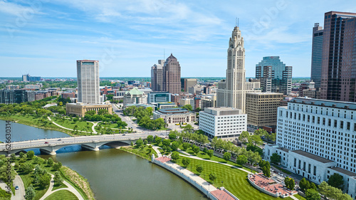 Quadro su tela Scioto Mile Promenade park with bridge leading into heart of Columbus Ohio downt