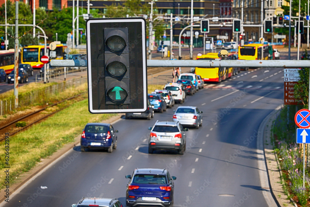 Sygnalizator ze światłami kierującymi ruchem pojazdów na skrzyżowaniu.  - obrazy, fototapety, plakaty 