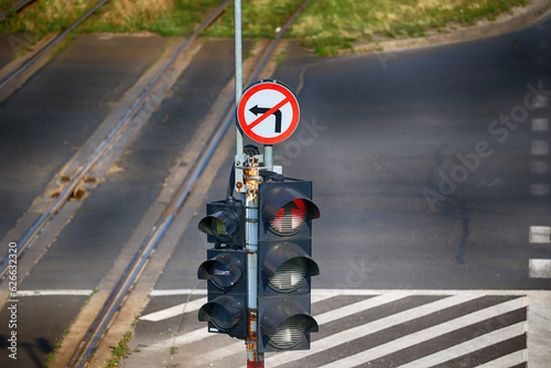 Znak zakaz skrętu w lewo skrzyżowaniu dróg w mieście.