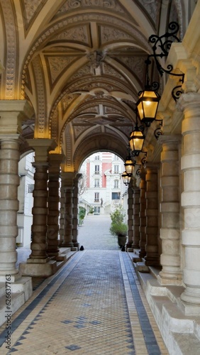 Beau couloir extérieur avec de la rocher historique bien taillée, style luxueux et chic, entrée d'un grand hôtel de riche, avec de jolis lampadaires urbaines, beauté urbaine, endroit agréable  photo