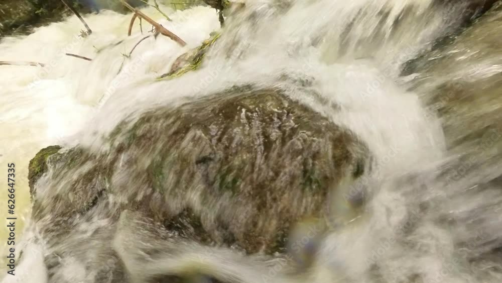 rauschendes Wildwasser, Fluss, reissend, Strömung, Rafting, Hochwasser, Überflutung, schnell, turbulent, Bach, Wasserfall, sog, H2O, tosend, 4K rauschendes Wildwasser, Fluss, reissend, Strömung, Rafting, Hochwasser, Überflutung, schnell, turbulent, Bach, Wasserfall, sog, H2O, tosend, 4K