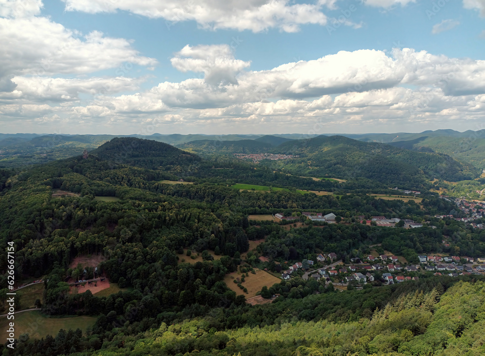 Blick auf Annweiler von der Reichsburg Trifels bei Annweiler am Trifels im Landkreis Südliche Weinstraße am Rande des Pfälzerwald, Rheinland-Pfalz, Deutschland.