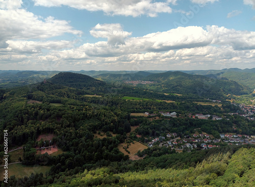 Blick auf Annweiler von der Reichsburg Trifels bei Annweiler am Trifels im Landkreis Südliche Weinstraße am Rande des Pfälzerwald, Rheinland-Pfalz, Deutschland. © Philipp