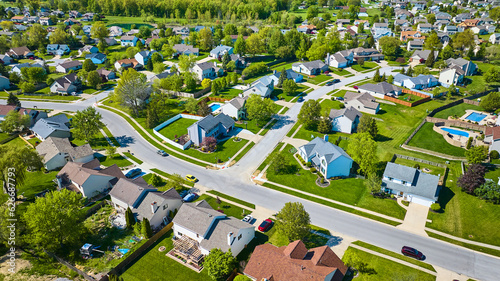 Bilde på lerret Summertime green leaves on trees in suburban neighborhood with winding roads