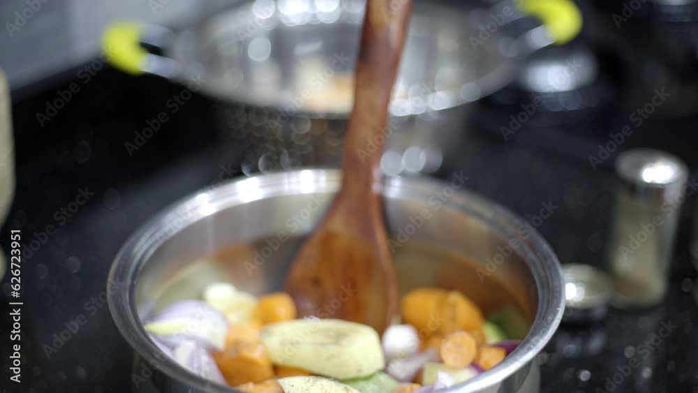 Add black pepper and cumin to the preparation of vegetable soup Add black pepper and cumin to the preparation of vegetable soup