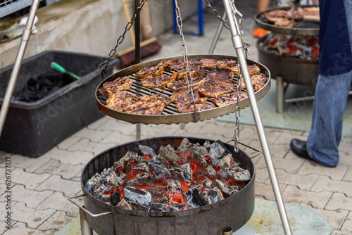 Schwenkgrill mit Steaks