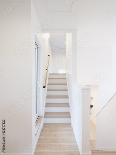 白壁で明るい新築住宅の階段