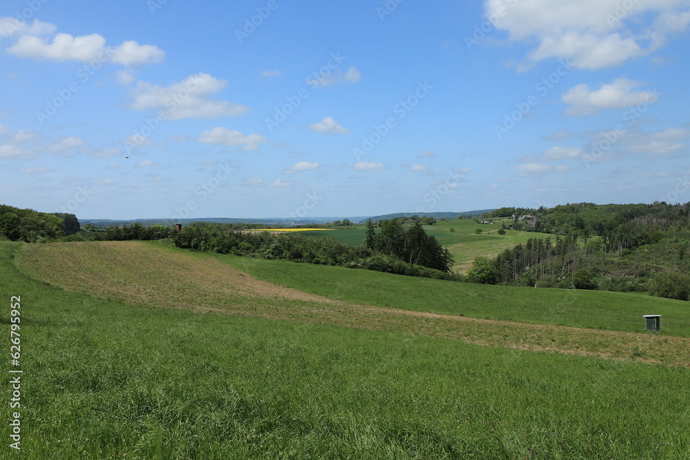 Obraz premium Blick von Balve auf die Naturlandschaft des Sauerlandes