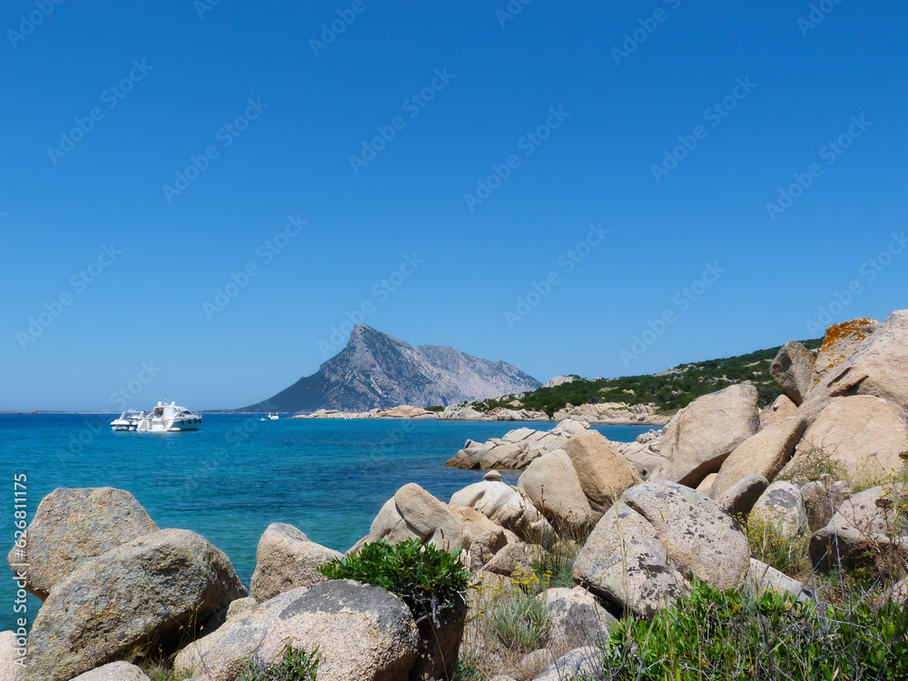 Vista sull'isola di Tavolara dalla costa di Cala Girgolu, Olbia, provincia di Sassari, Sardegna, Italia, Europa