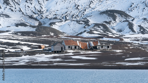 Tableau sur toile Old Whalers hut at Deception Island, Antarctica