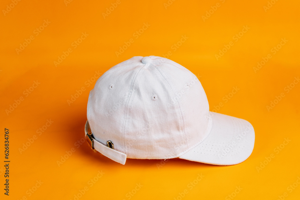 Fototapeta premium A captivating mockup image showcases the understated elegance of a white blank hat
