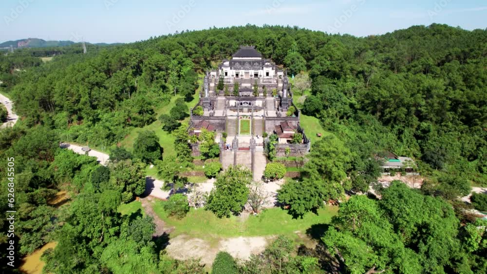 Tombe de Khai Dinh près de la Cité Impériale de Hue au Vietnam. Palais royal impérial de la dynastie Nguyen à Hue vu du ciel en 4K.