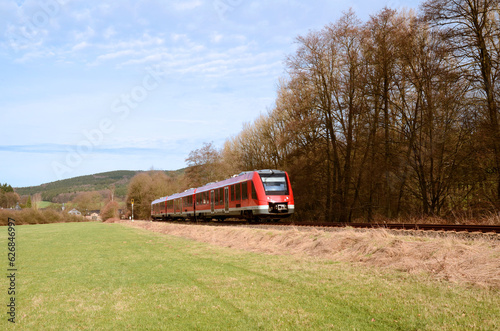 Nahverkehrszug auf ländlicher Strecke
