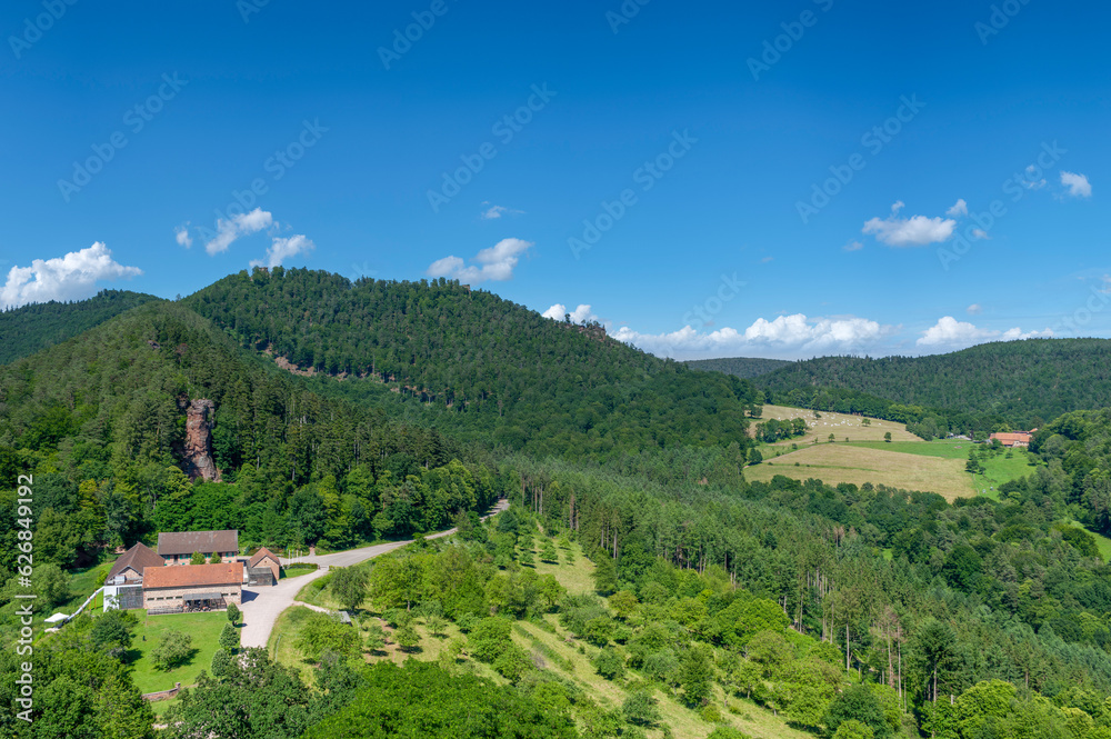 Blick von der Burgruine Fleckenstein bei Lembach auf die Landschaft der Vogesen. Departement Bas-Rhin in der Region Elsass in Frankreich