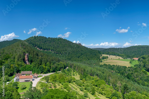 Blick von der Burgruine Fleckenstein bei Lembach auf die Landschaft der Vogesen. Departement Bas-Rhin in der Region Elsass in Frankreich