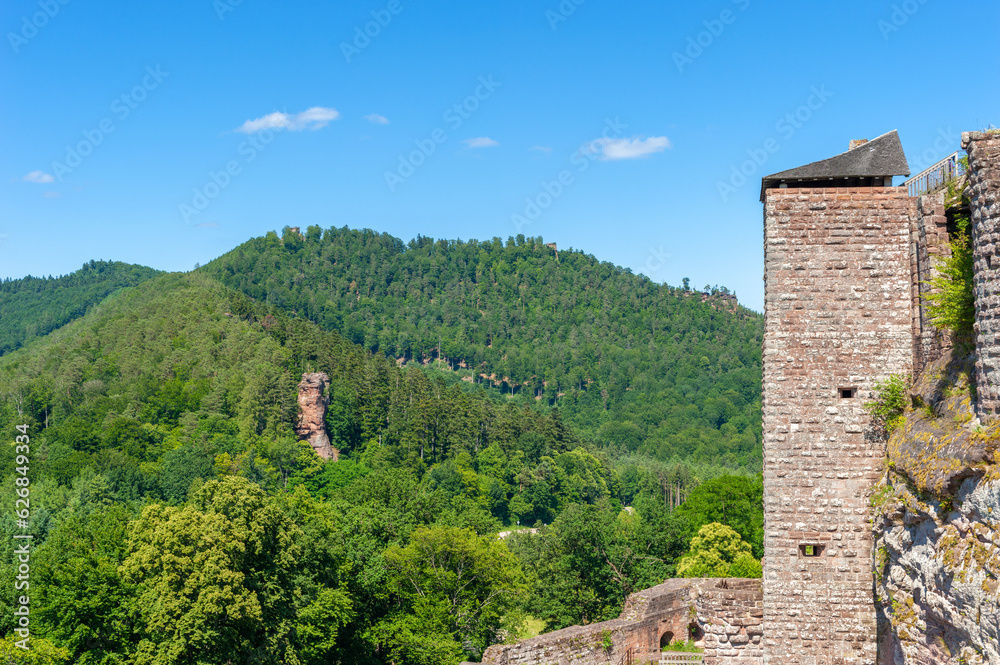 Burgruine Fleckenstein bei Lembach mit Blick auf die Landschaft der Vogesen. Departement Bas-Rhin in der Region Elsass in Frankreich