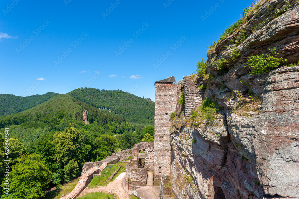 Burgruine Fleckenstein bei Lembach mit Blick auf die Landschaft der Vogesen. Departement Bas-Rhin in der Region Elsass in Frankreich