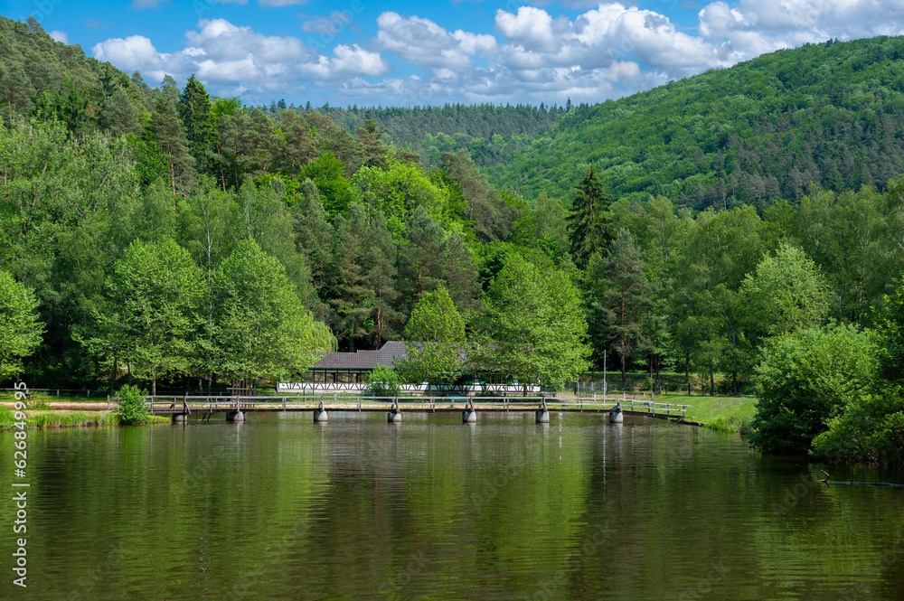 Landschaft am Badesee Fleckensteiner Weiher bei Lembach. Departement Bas-Rhin in der Region Elsass in Frankreich