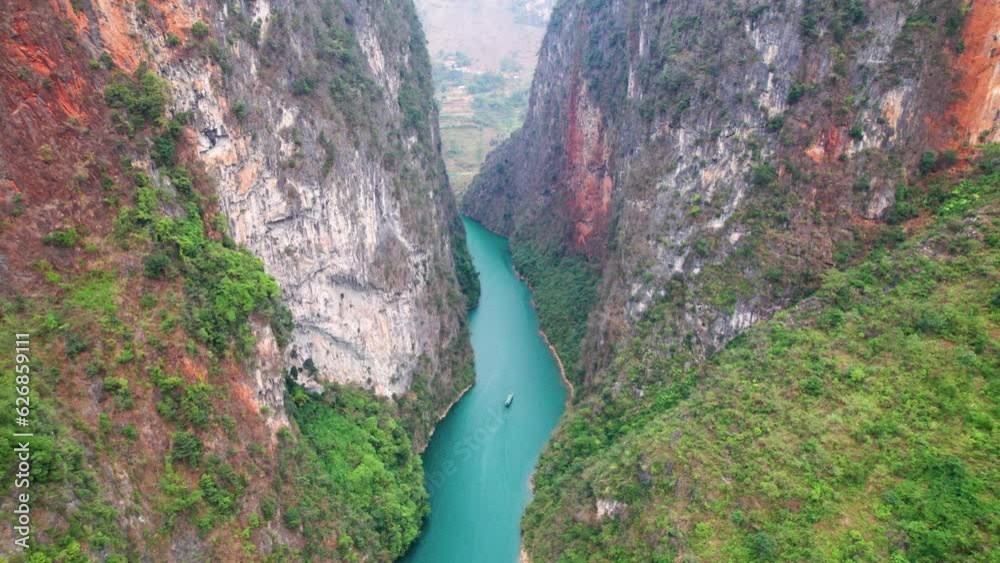 Vue aérienne de la rivière de Nho Quế dans la province de Ha Giang au nord du Vietnam - Vidéo en drone des hautes falaises, de la rivière bleue turquoise, des hautes montagnes.