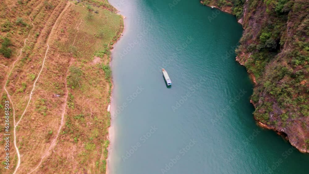 Vue aérienne de la rivière de Nho Quế dans la province de Ha Giang au nord du Vietnam - Vidéo en drone des hautes falaises, de la rivière bleue turquoise, des hautes montagnes.