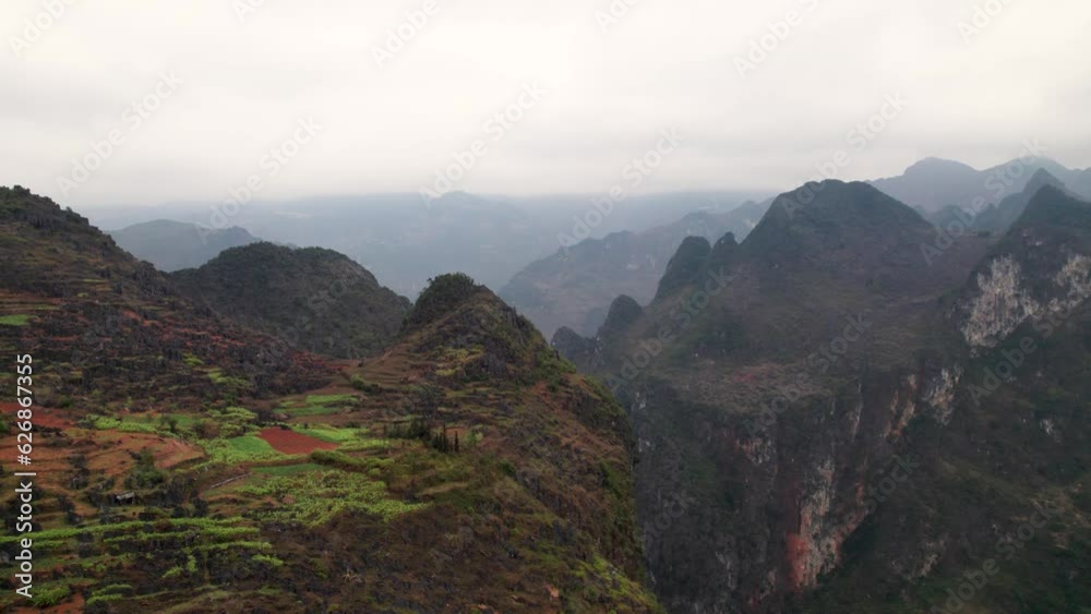 Vue aérienne de la rivière de Nho Quế dans la province de Ha Giang au nord du Vietnam - Vidéo en drone des hautes falaises, de la rivière bleue turquoise, des hautes montagnes.