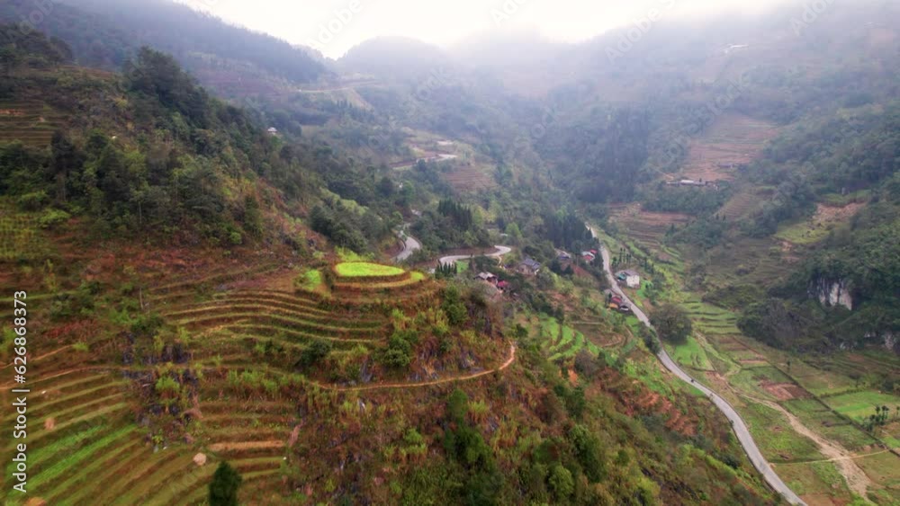 Vue aérienne de la rivière de Nho Quế dans la province de Ha Giang au nord du Vietnam - Vidéo en drone des hautes falaises, de la rivière bleue turquoise, des hautes montagnes.