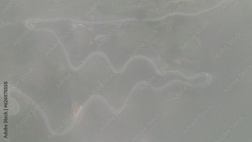 Vue aérienne de la rivière bleue au nord du Vietnam - Vidéo en drone des hautes falaises, de la rivière bleue turquoise, des hautes montagnes.