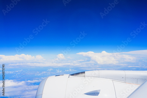 飛行機から見える空と海